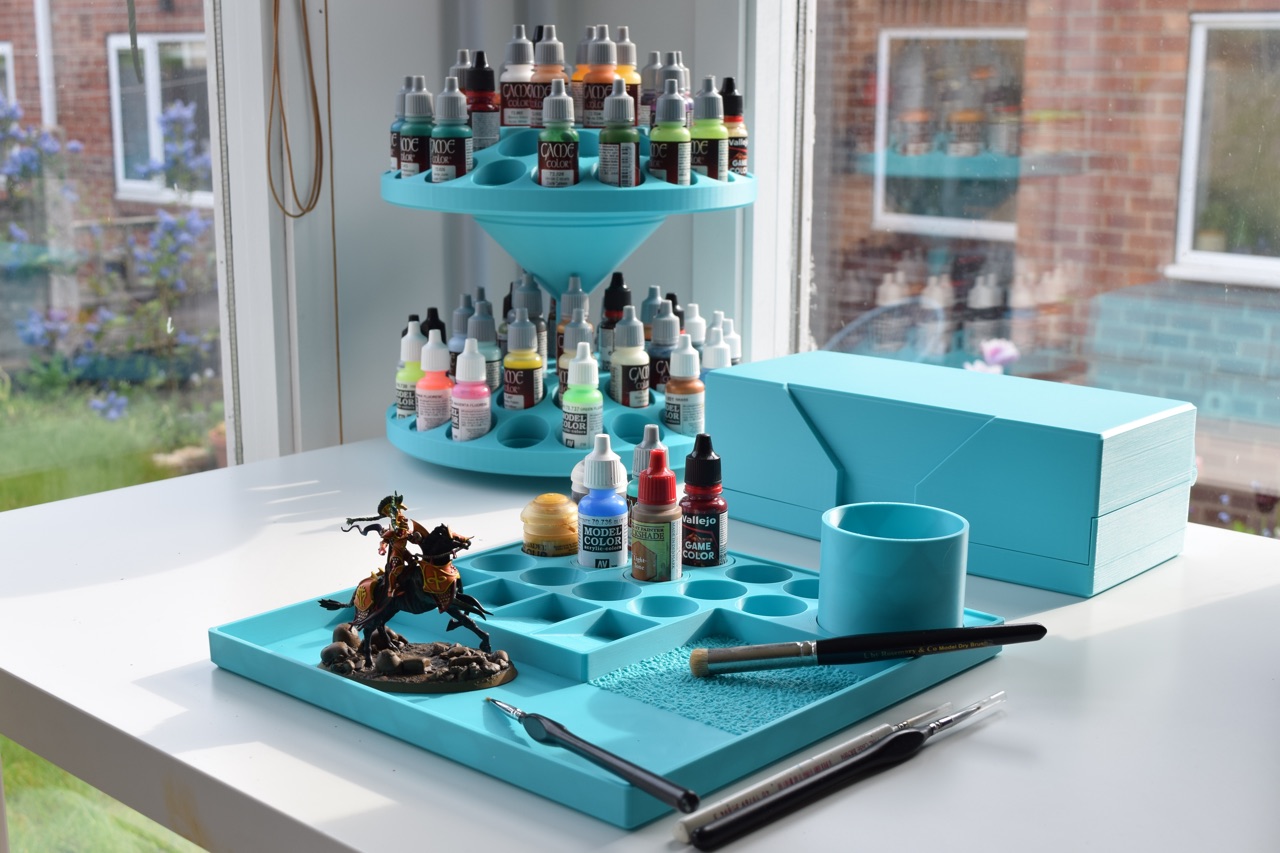 LehtoCrafts painting tray, paint carousel and box tray in matching turquoise on a painting desk